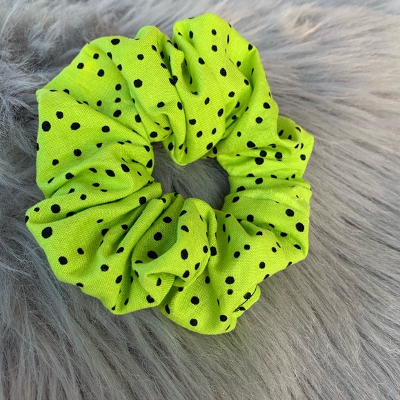 ❌OUT OF STCOK❌Neon green scrunchie - Picture 3 of 3